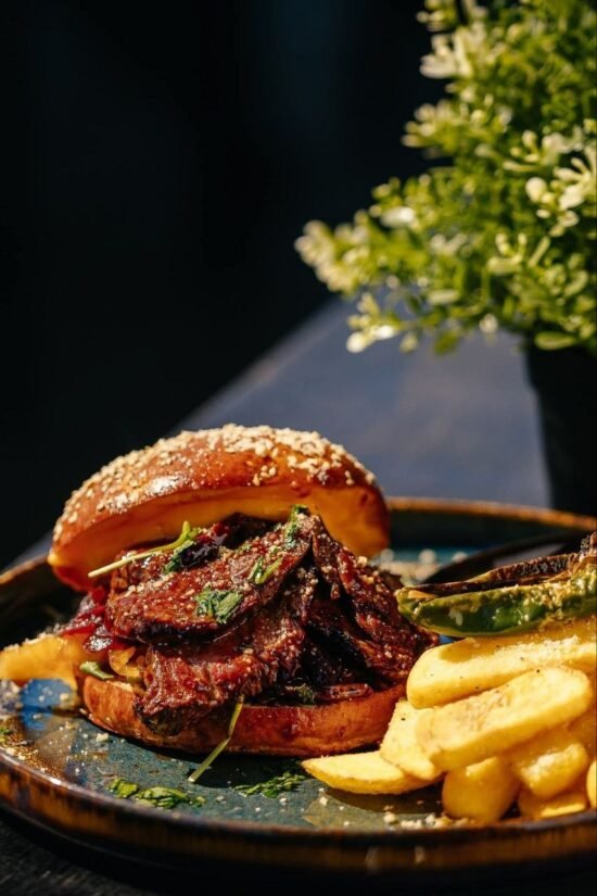 Liellopa gaļas burgers ar kartupeļu daiviņām