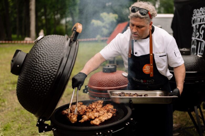 Šefpavārs Ivo Lamberts grilē gaļu uz kamado grila brīvā dabā