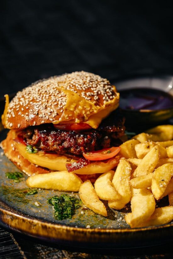 Liellopa gaļas burgers ar kartupeļu daiviņām