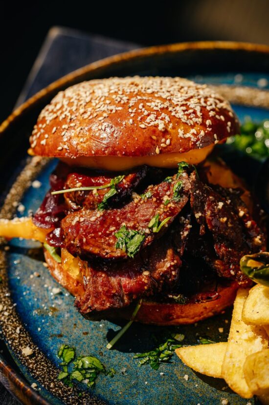 Grila burgers ar plēstu liellopa gaļu un kartupeļu daiviņām